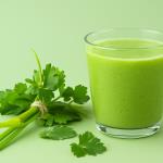 Drei Zutaten, ein Glas: Der Gurken-Petersilien-Ingwer-Drink, auf den immer mehr Menschen mit dem Wunsch nach einem flacheren Bauch schwören